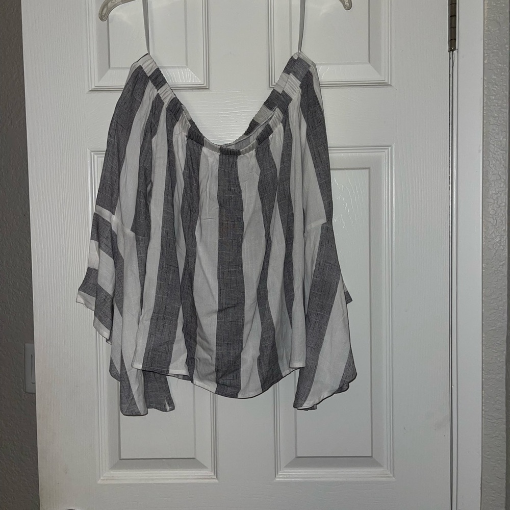 Brand: Shyanne. Size: M. Color: white and gray